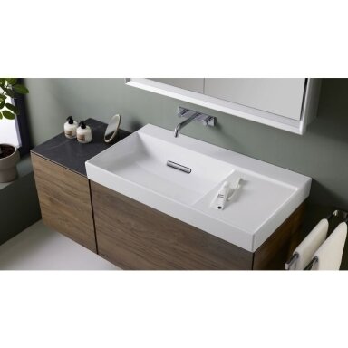 GEBERIT One pakabinamas asimetrinis keraminis praustuvas 90 x 48 cm, lentyna dešinėje GEBERIT One pakabinamas asimetrinis keraminis praustuvas 90 x 48 cm, lentyna dešinėje